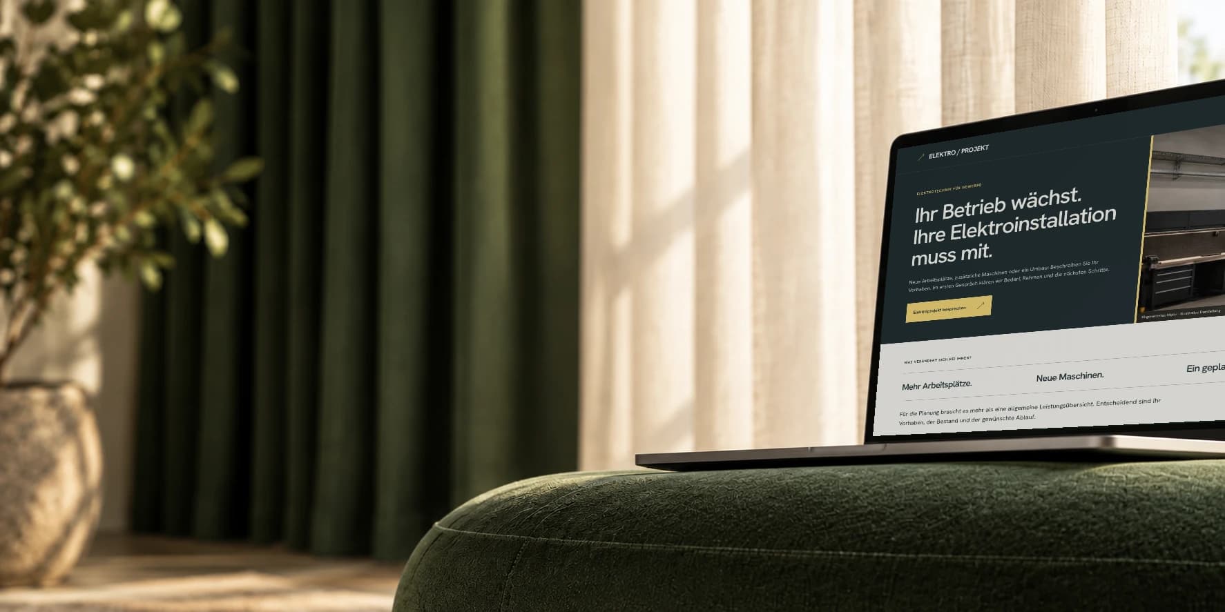Eigener Landingpage-Entwurf auf einem Laptop in einer warmen, grünen Raumszene