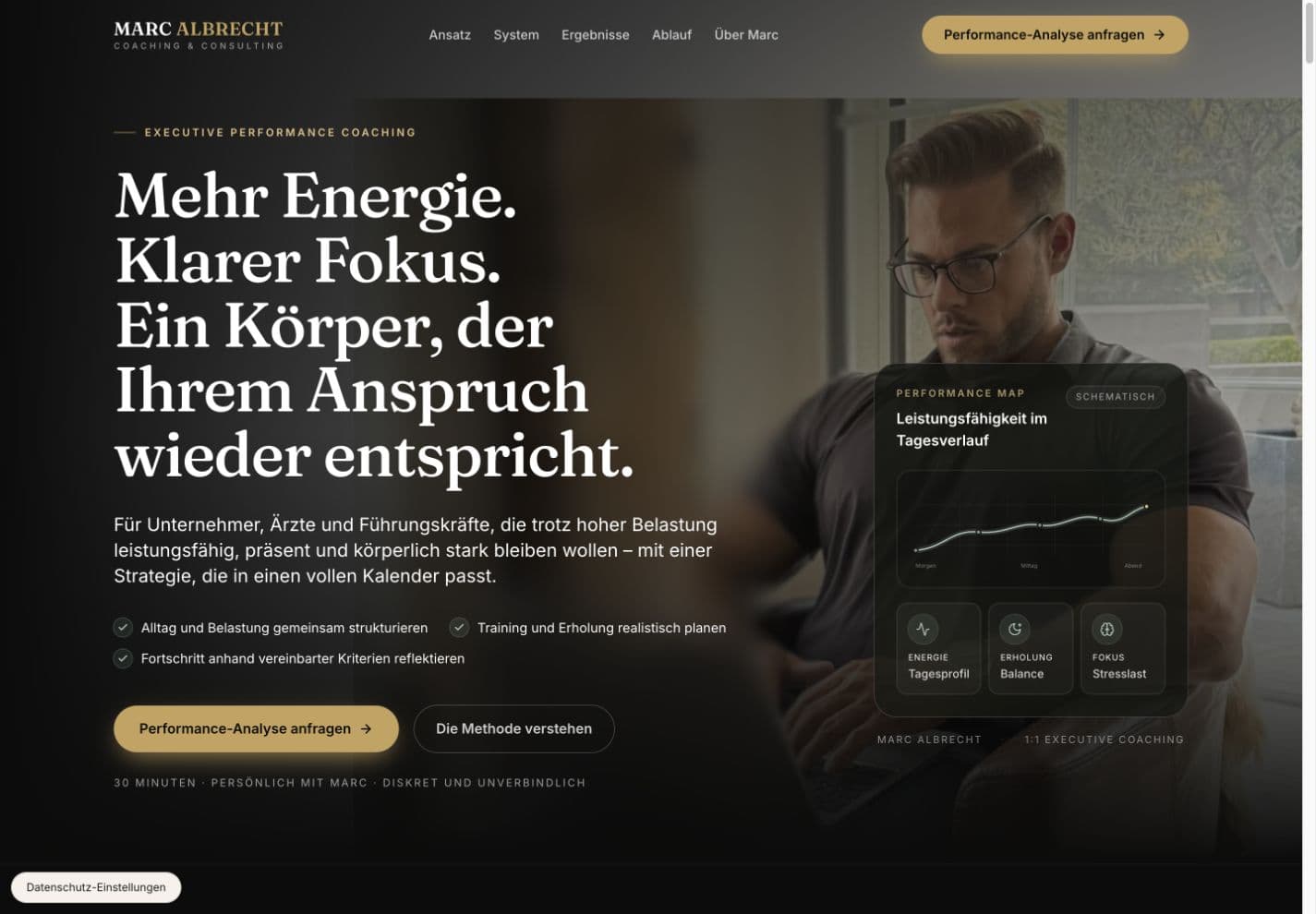 Coaching Albrecht — Kontrastfähige aktuelle Markenwelt: Serifentypografie, Gold und Personenbild