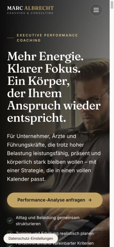 Coaching Albrecht — Mobile Brand-Kontrast: Serifentypografie, Portrait und klare Analyse-Handlung