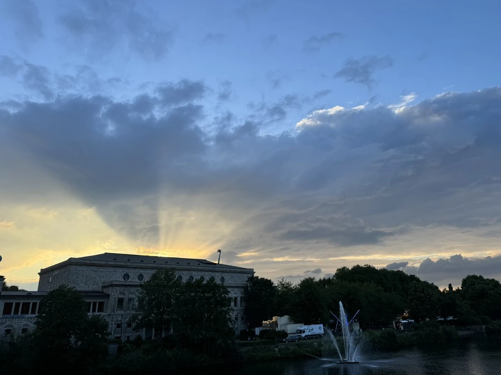 Abendlicht über der Ruhr mit Blick auf die Stadthalle in Mülheim